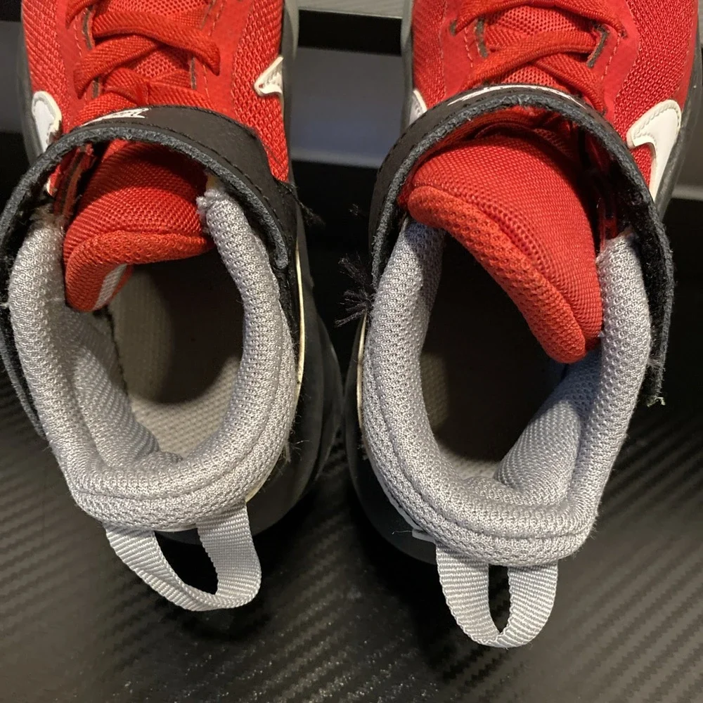 Little Kid's Nike Team Hustle D SZ 11c  University Red/White‎ (CW6736 607)